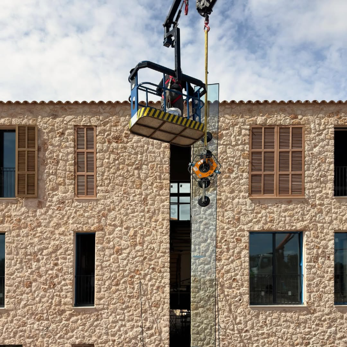 Instalación de vidrio en obra